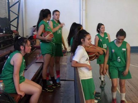 plantel esperando su turno de jugar
